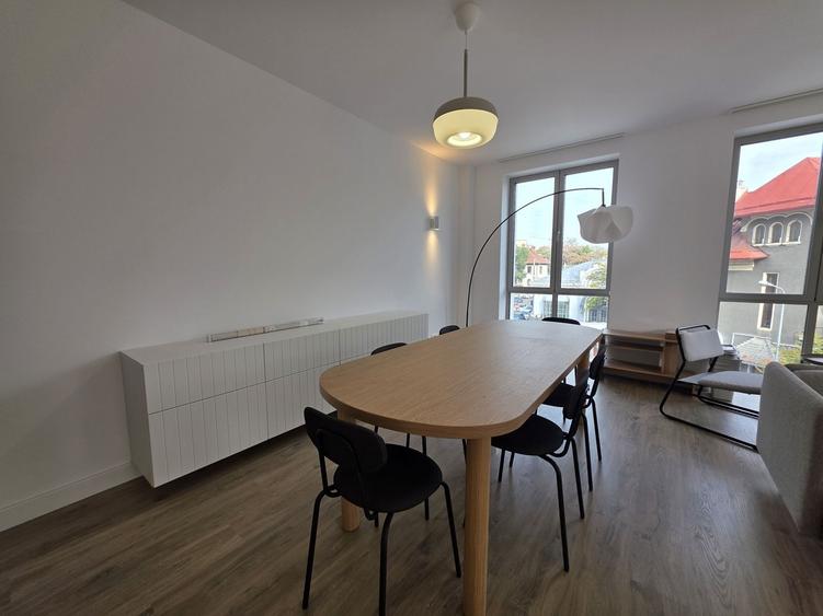 Apartament cu 3 camere în P-ța Universității