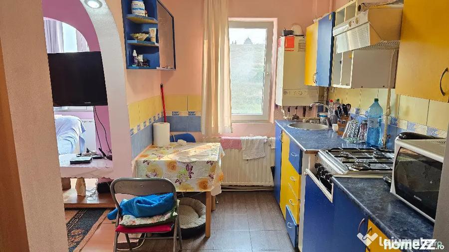 Apartament cu 3 camere semidecomandat în Micro 15
