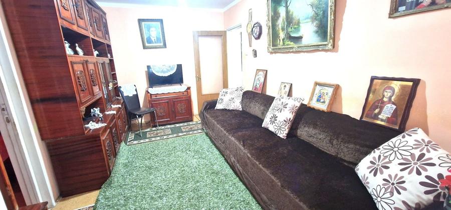 Apartament cu 3 camere semidecomandat în Km 4-5