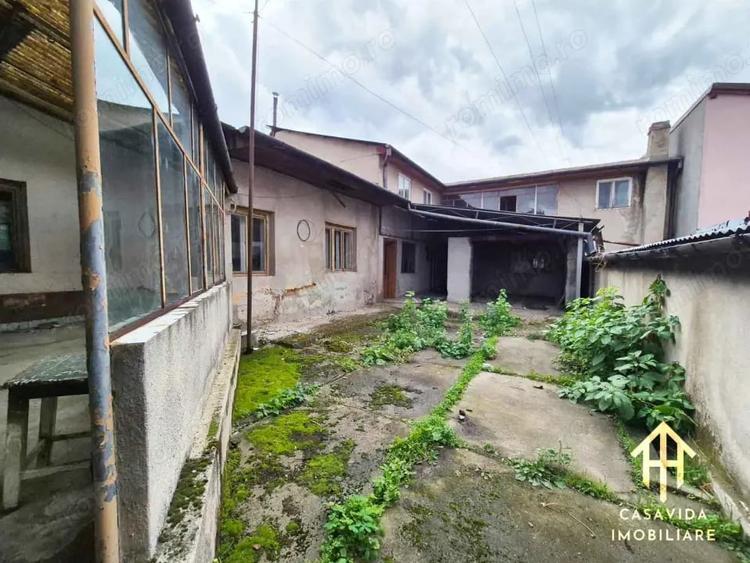 Casă cu 8 camere cu Teren 430 Mp în Central