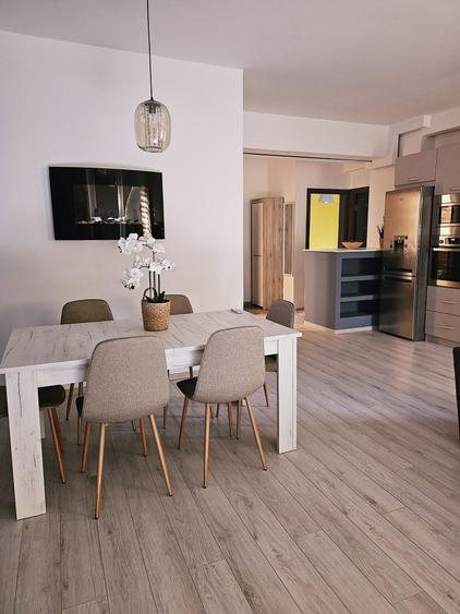 Apartament cu 3 camere decomandat în Exterior Vest