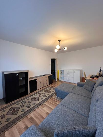 Apartament cu 3 camere decomandat în Metalurgie