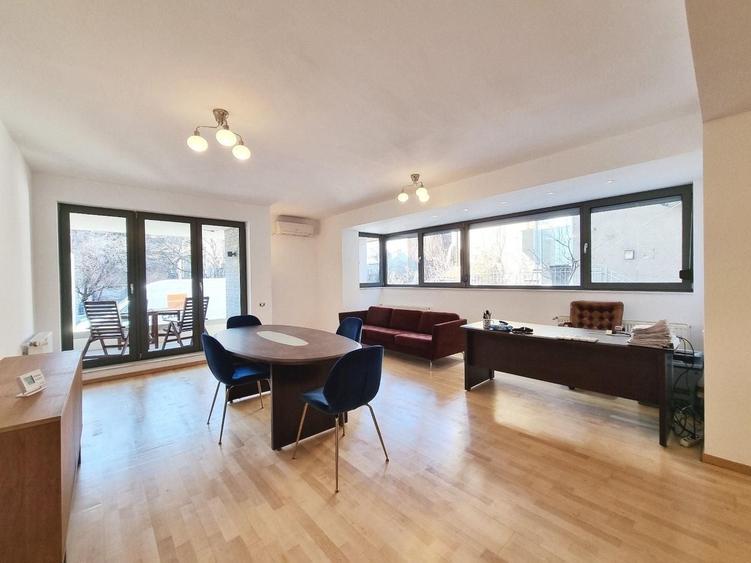 Apartament cu 4 camere semidecomandat în Capitale
