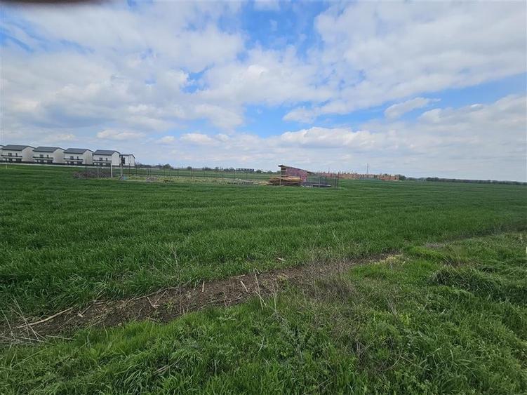 Teren Construcții intravilan de 1100 mp, în Vârteju