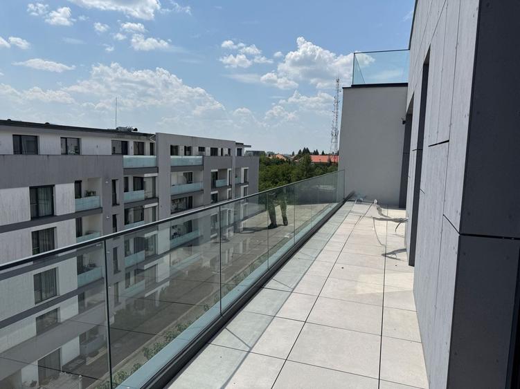 Apartament cu 3 camere semidecomandat în Băneasa