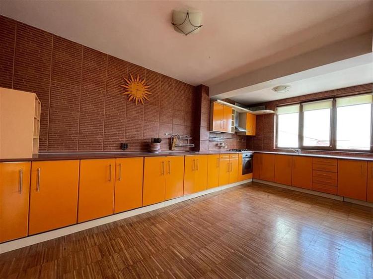 Casă individuală cu 5 camere cu Canalizare în Ultracentral