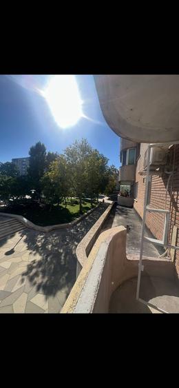 Apartament cu 2 camere decomandat în Far