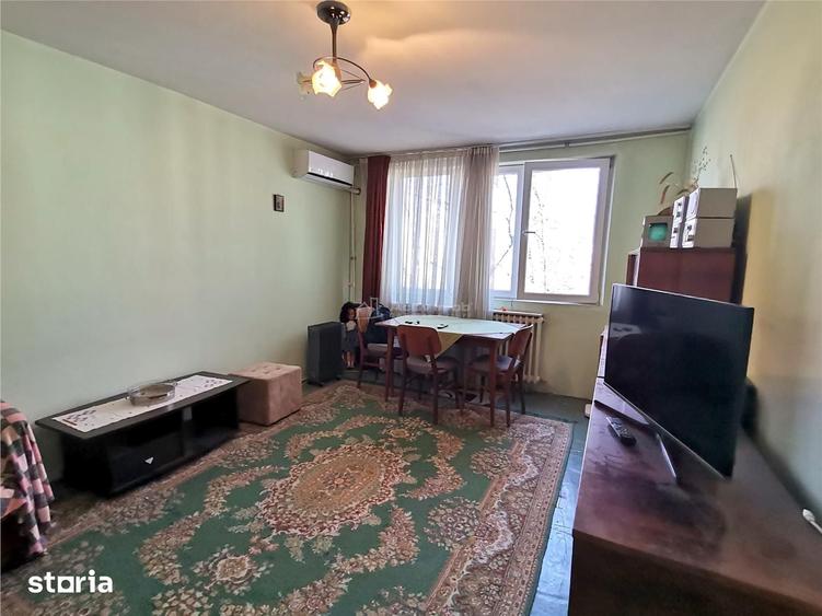 Apartament cu 3 camere decomandat în Alexandriei
