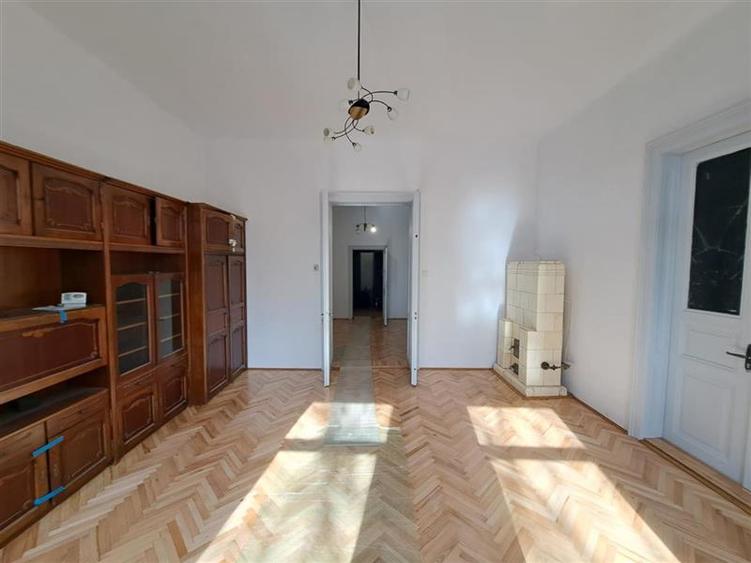 Apartament cu 4 camere semidecomandat, mobilat în Gruia