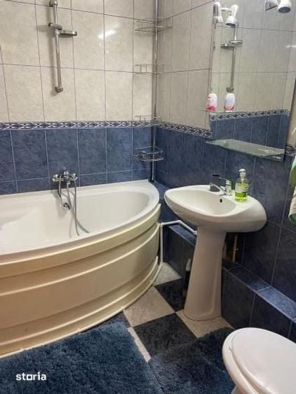 Apartament cu 4 camere semidecomandat în Tineretului