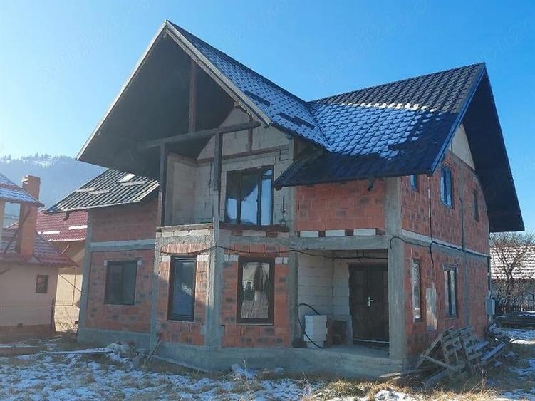 Casă individuală cu 5 camere cu Teren 650 Mp în Central