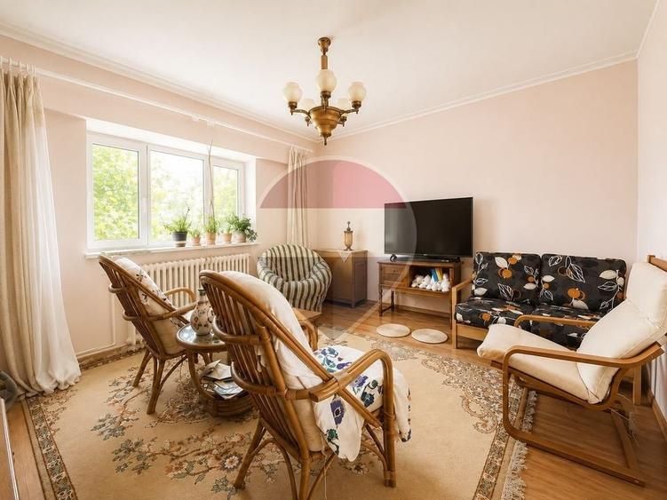Apartament cu 3 camere decomandat, mobilat în Capitol