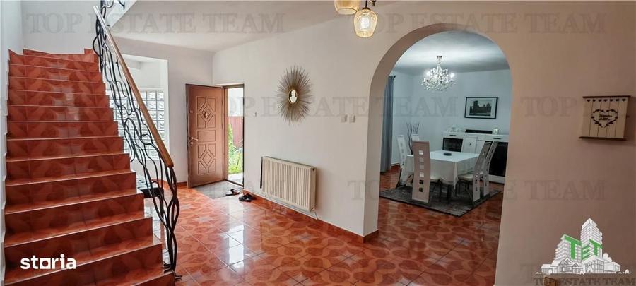 Casă cu 4 camere în Roșu