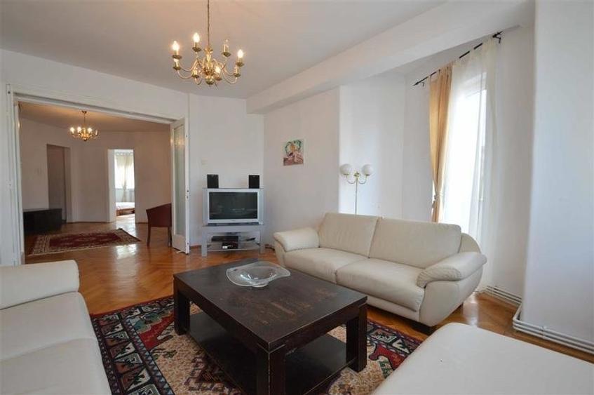 Apartament cu 5 camere decomandat, mobilat în Magheru