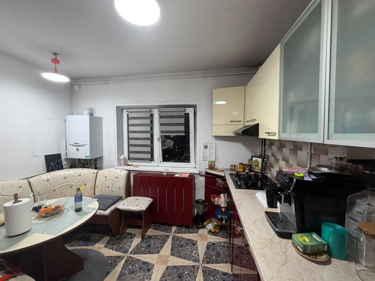 Apartament cu 3 camere decomandat, mobilat în Sebastian
