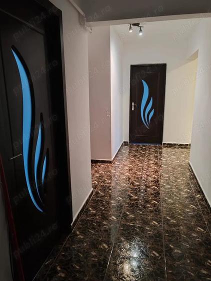 Apartament cu 4 camere decomandat în Roman