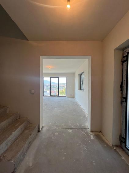 Duplex cu 3 camere cu Canalizare în Est