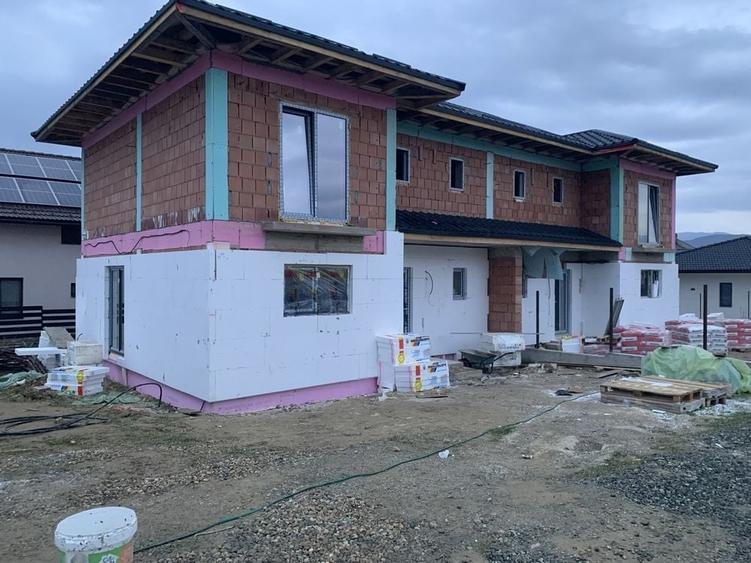 Casă cu 4 camere în Satu Nou de Sus