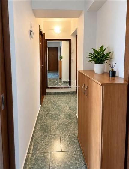Apartament cu 3 camere decomandat, mobilat în Calea București
