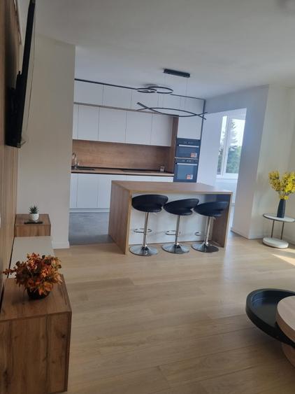 Apartament cu 3 camere decomandat în Central