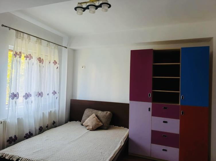 Apartament cu 3 camere semidecomandat, mobilat în Chiajna