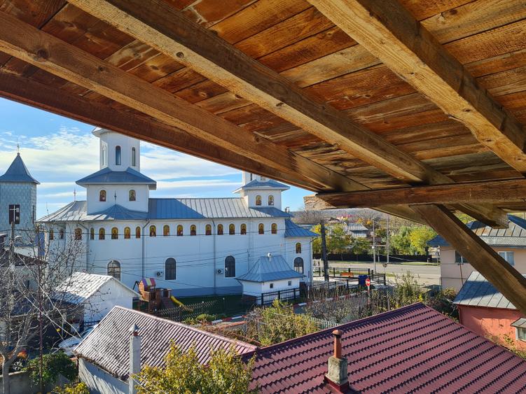 Casă cu 6 camere cu Canalizare în Adjud