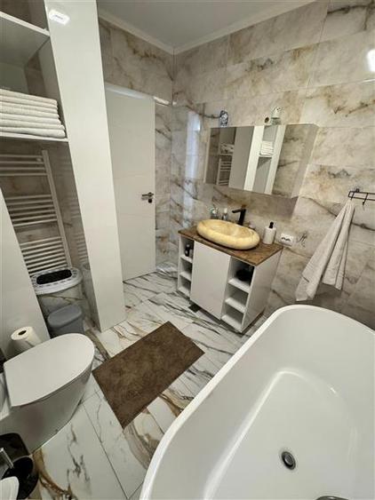 Apartament cu 2 camere semidecomandat în Pietroasa