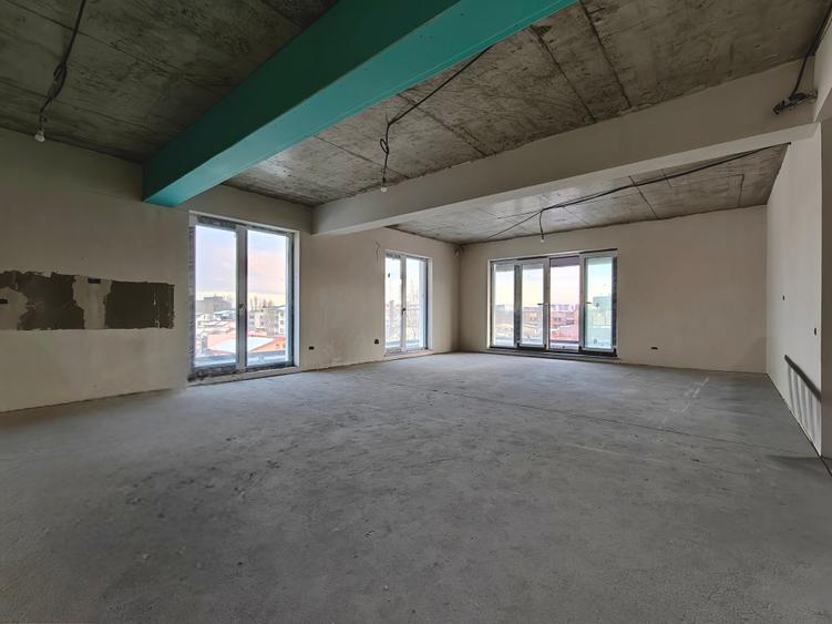 Penthouse cu 4 camere decomandat în Crângași