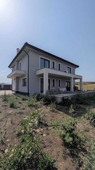 Casă cu 4 camere în Jucu