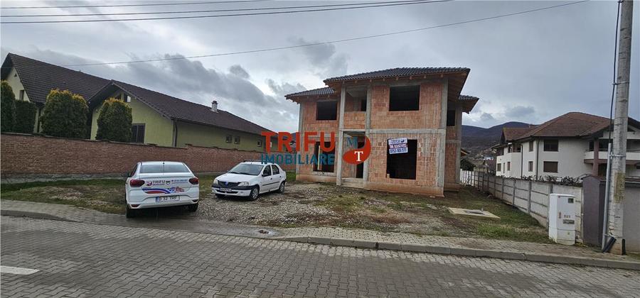 Casă individuală cu 6 camere cu Canalizare în Micești
