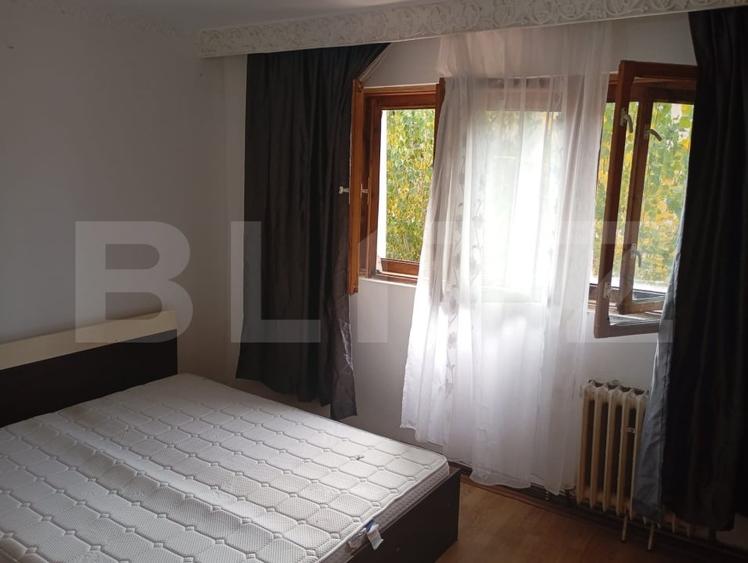 Apartament cu 3 camere semidecomandat, mobilat în Micro 11