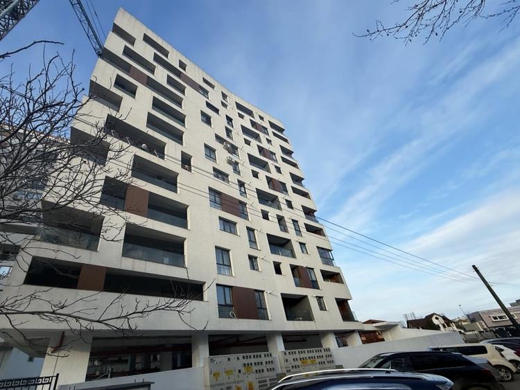 Apartament cu 3 camere semidecomandat în Inel II