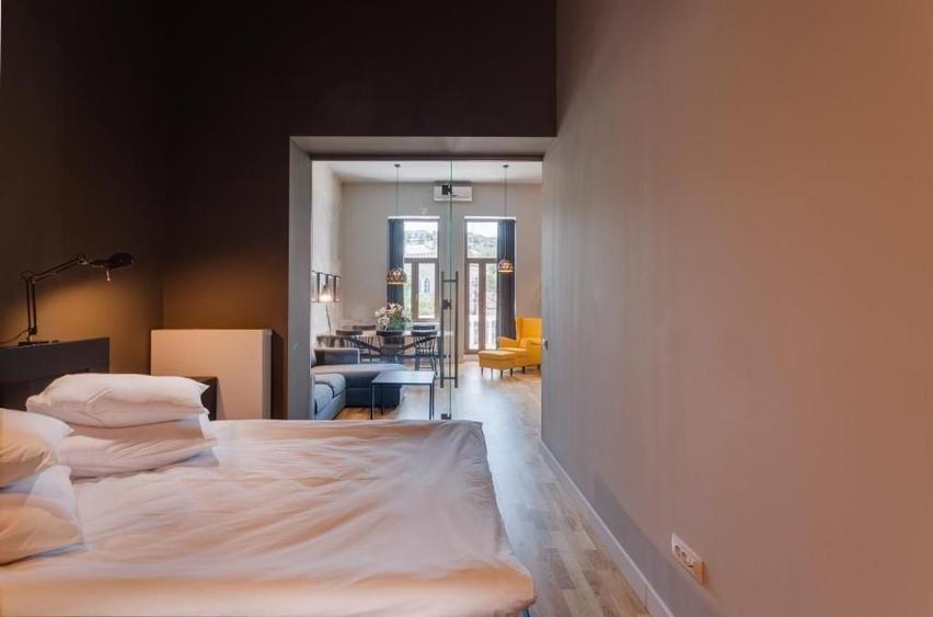 Apartament cu 3 camere semidecomandat, mobilat în Central