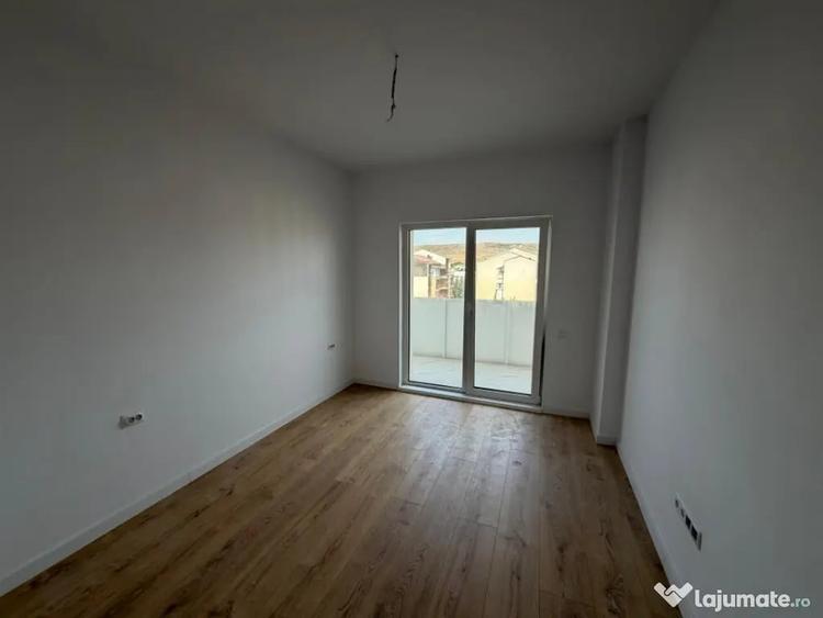 Apartament cu 3 camere semidecomandat în Florești
