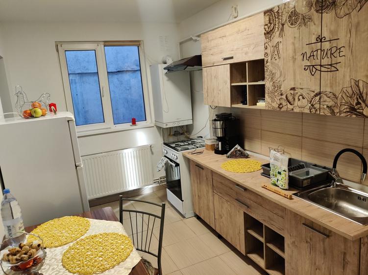 Apartament cu 3 camere decomandat în Tractorul