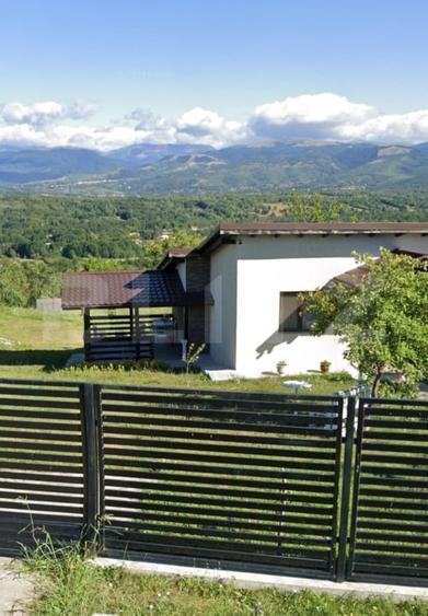Casă individuală cu 3 camere cu Teren 5000 Mp în Exterior Est