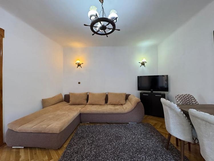 Apartament cu 3 camere semidecomandat, mobilat în Central