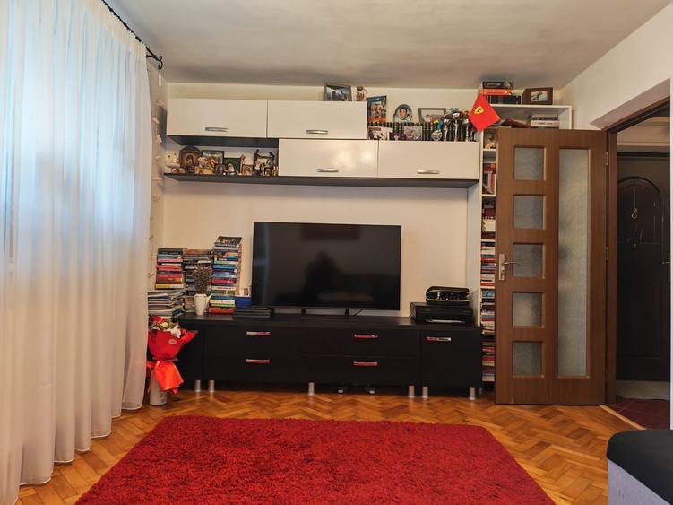 Apartament cu 3 camere decomandat, mobilat în Cornișa