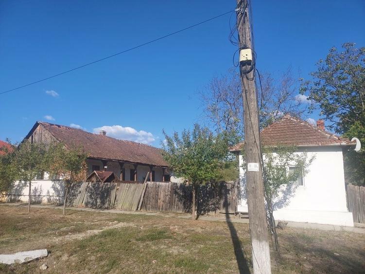 Casă cu 4 camere în Mocrea
