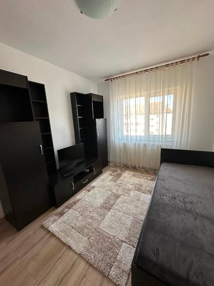 Apartament cu 3 camere semidecomandat, mobilat în Micălaca