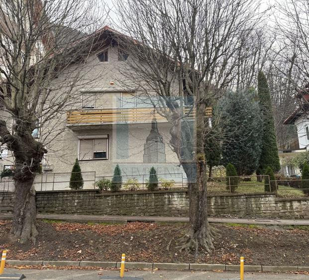 Casă individuală cu 6 camere cu Canalizare în Centrul Istoric