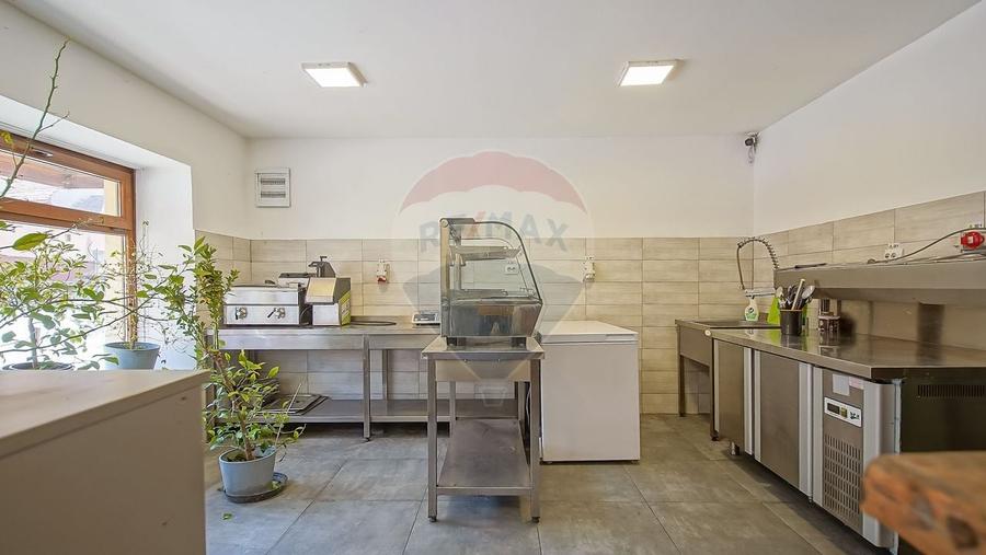 Casă cu 7 camere cu Teren 450 Mp în Central