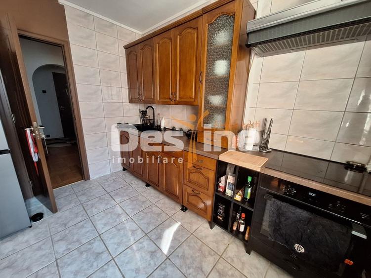 Apartament cu 3 camere decomandat, mobilat în Nerva Traian