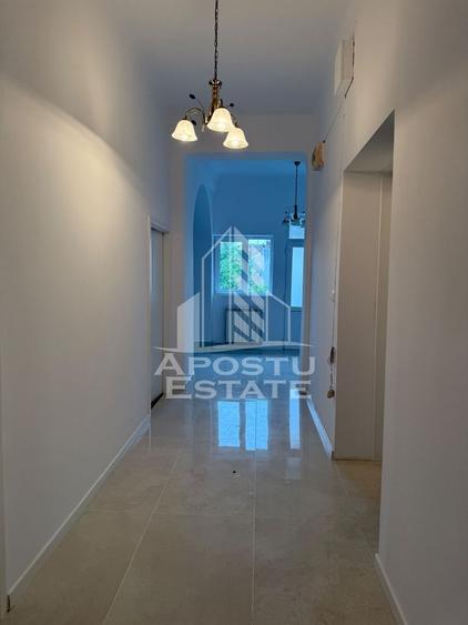 Casă individuală cu 8 camere cu Canalizare în Fabric