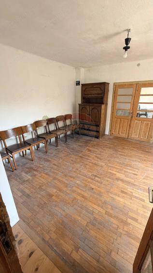 Casă cu 5 camere cu Teren 1400 Mp în Vale