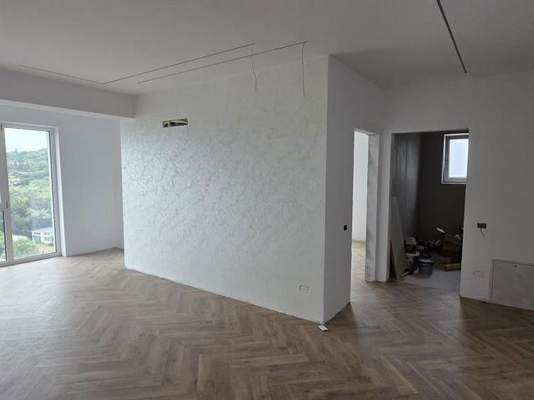 Apartament cu 3 camere semidecomandat în Sud