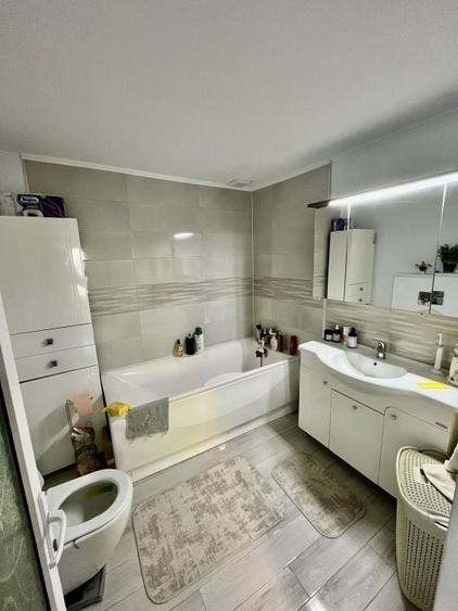 Casă individuală cu 6 camere cu Canalizare în Ronaț