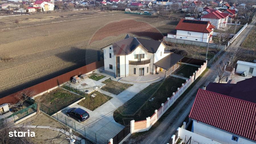 Casă cu 5 camere cu Teren 946 Mp în Golești
