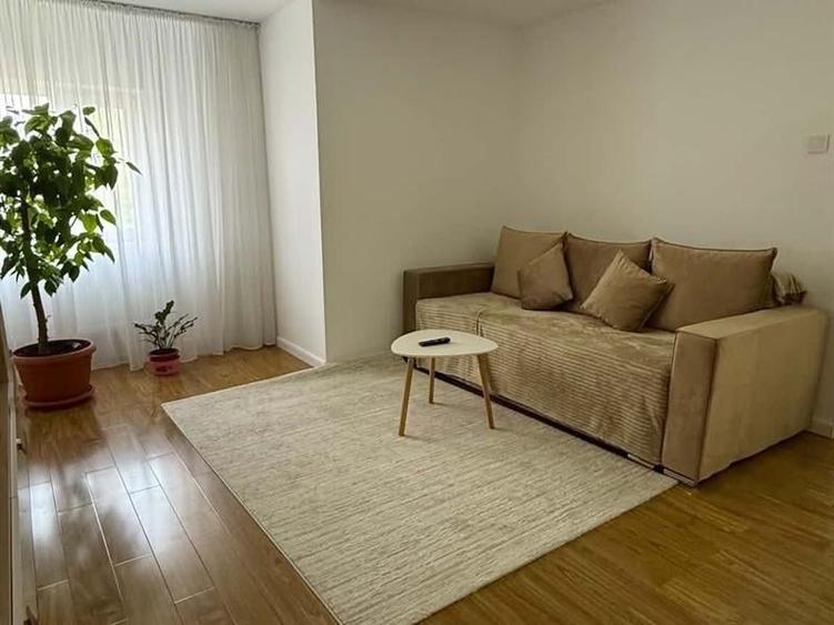 Apartament cu 3 camere decomandat, mobilat în Central