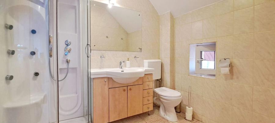 Casă individuală cu 7 camere cu Canalizare în Primăverii